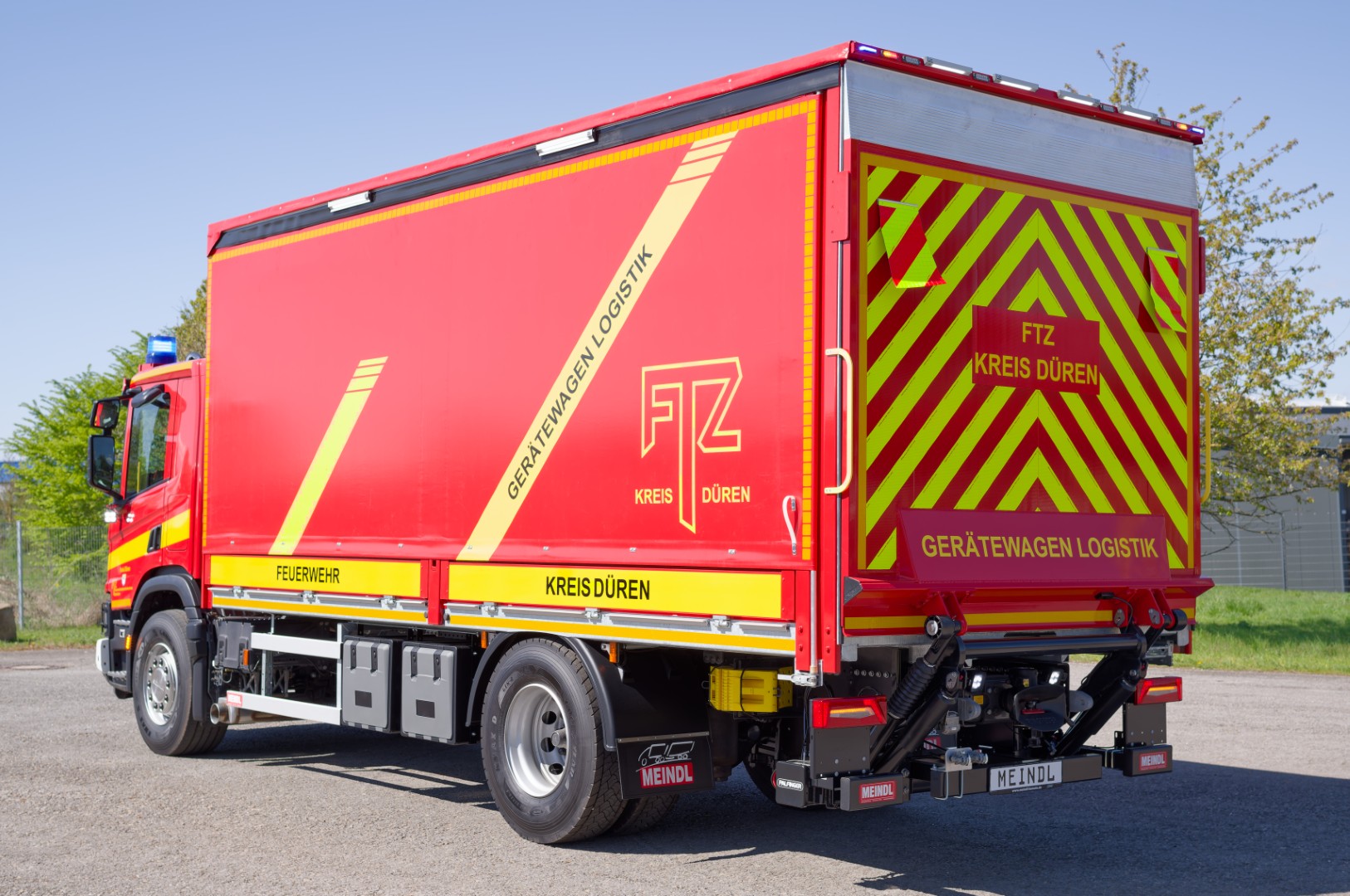 MEINDL GW-L Gerätewagen Feuerwehr Düren FTZ Scania Pritschenaufbau mit Schiebeplane, Ladebordwand Hänsch NOVA-LED