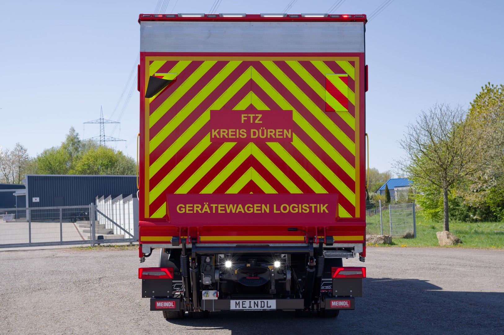 MEINDL GW-L Gerätewagen Feuerwehr Düren FTZ Scania Pritschenaufbau mit Schiebeplane, Ladebordwand Hänsch NOVA-LED