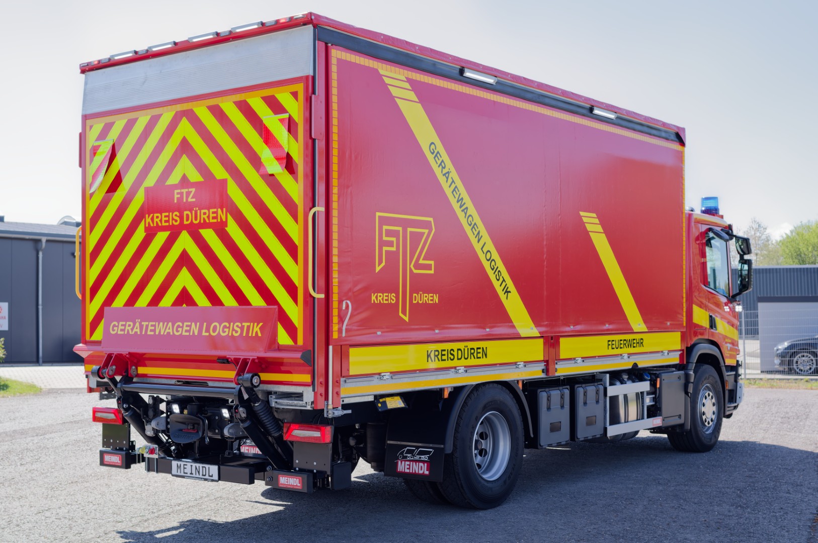 MEINDL GW-L Gerätewagen Feuerwehr Düren FTZ Scania Pritschenaufbau mit Schiebeplane, Ladebordwand Hänsch NOVA-LED